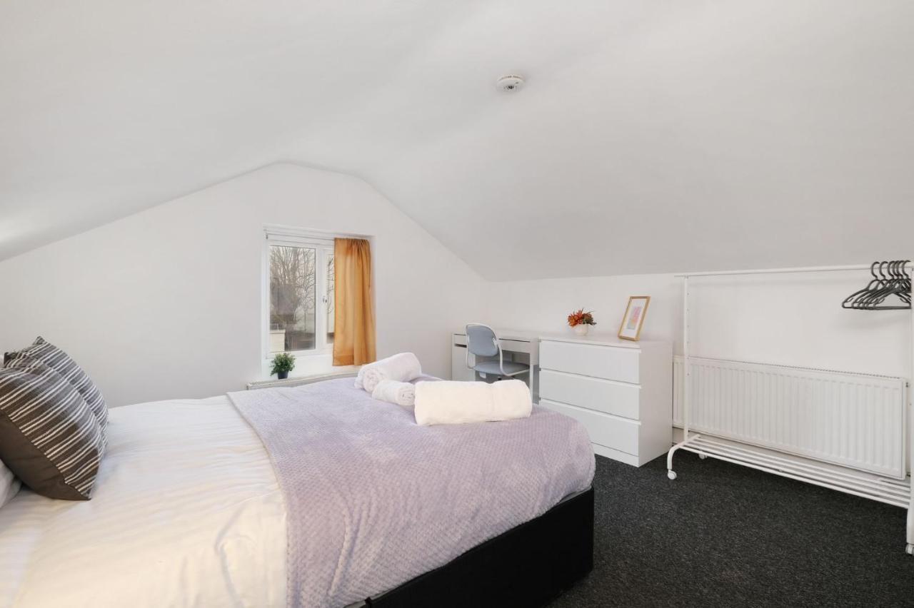 Chic 1Br House In Hounslow - 12 Mins From Heathrow Airport Feltham Exterior foto