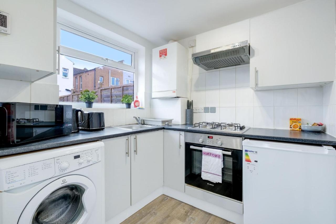 Chic 1Br House In Hounslow - 12 Mins From Heathrow Airport Feltham Exterior foto