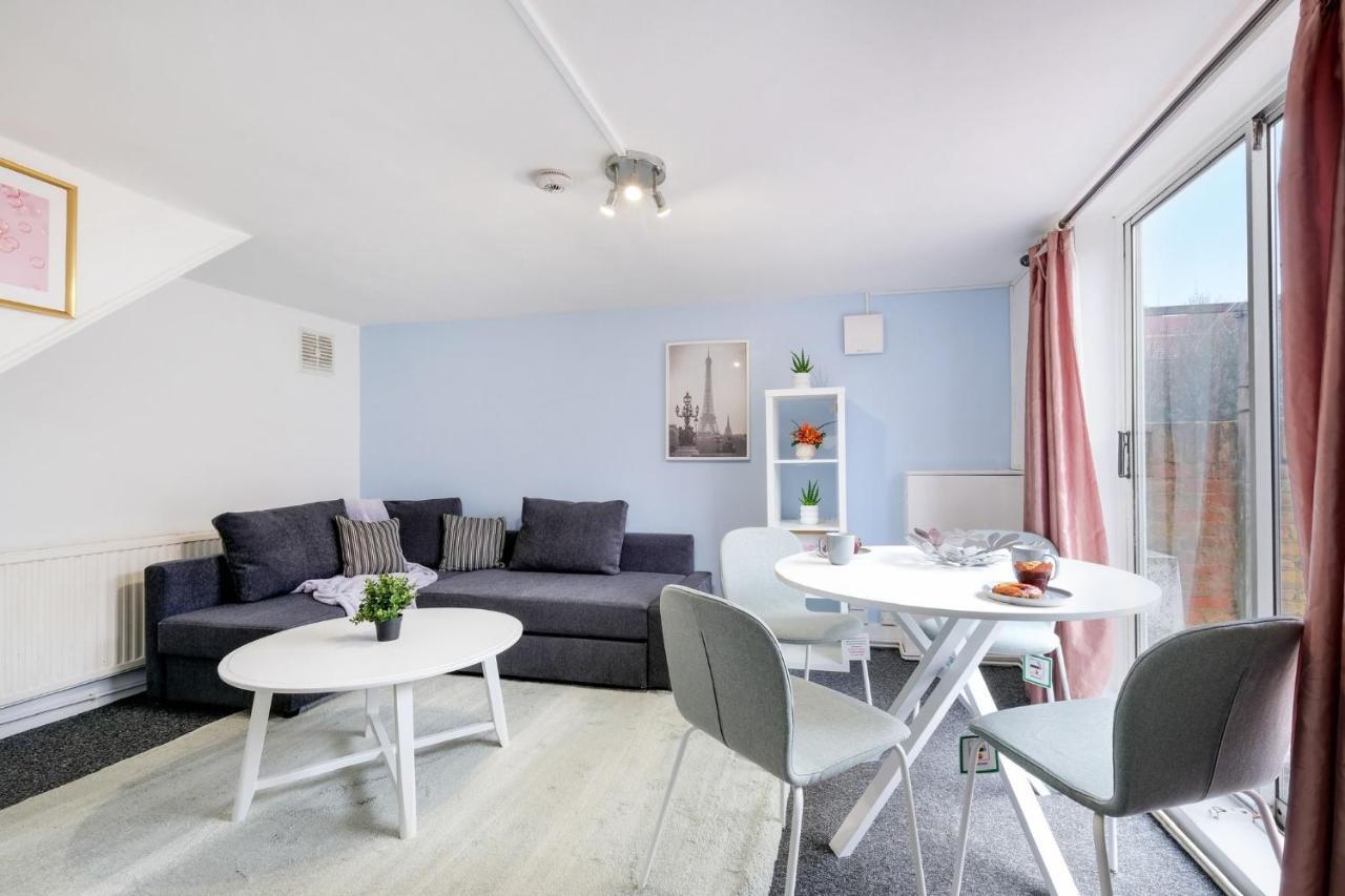 Chic 1Br House In Hounslow - 12 Mins From Heathrow Airport Feltham Exterior foto