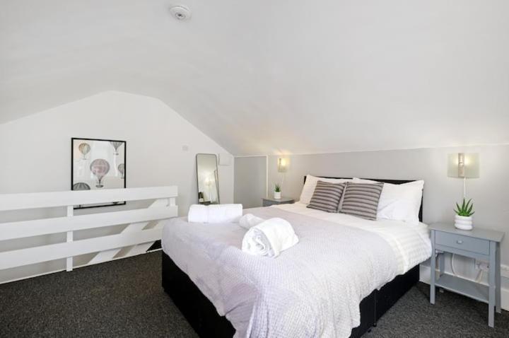Chic 1Br House In Hounslow - 12 Mins From Heathrow Airport Feltham Exterior foto