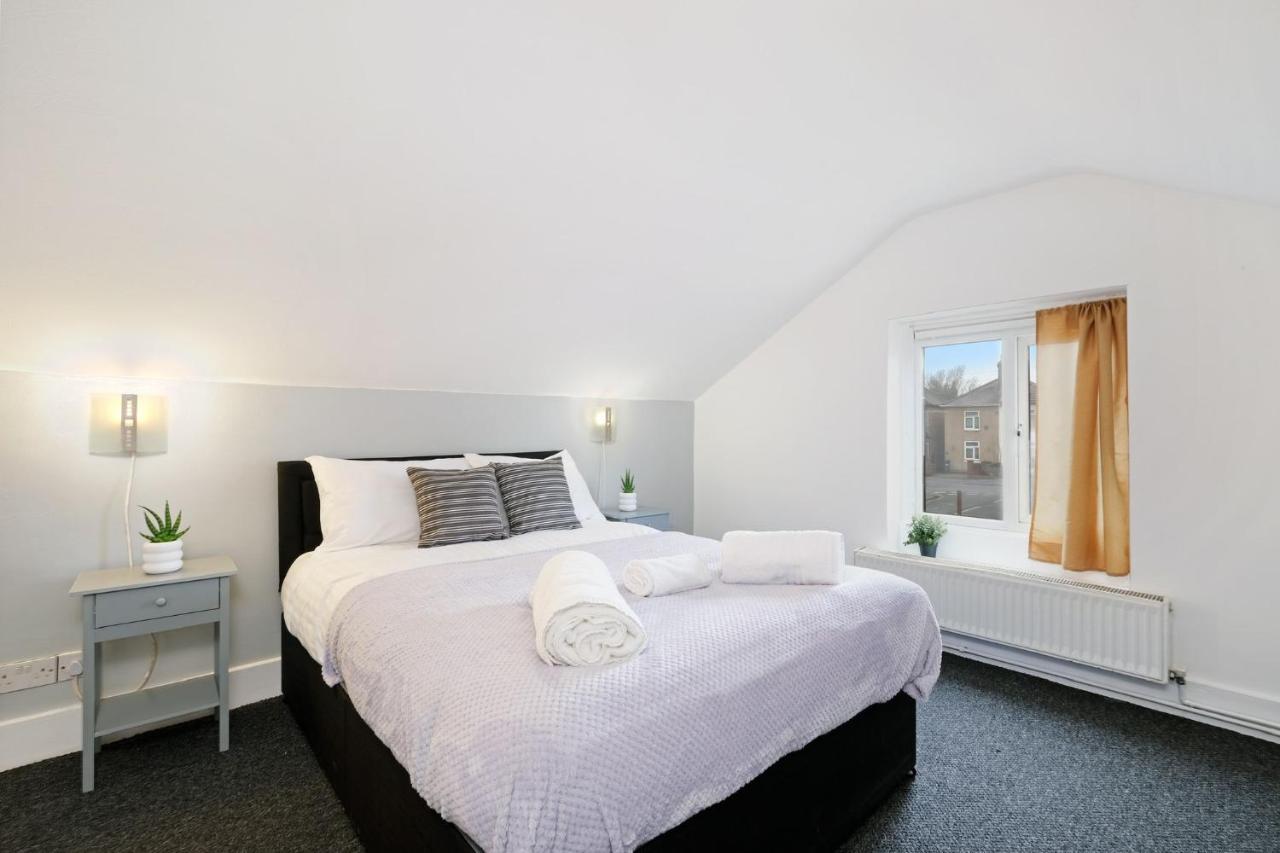 Chic 1Br House In Hounslow - 12 Mins From Heathrow Airport Feltham Exterior foto